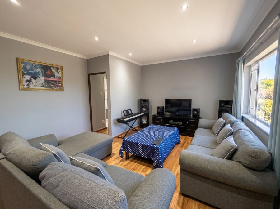 To Let 3 Bedroom Property for Rent in Bothasig Western Cape